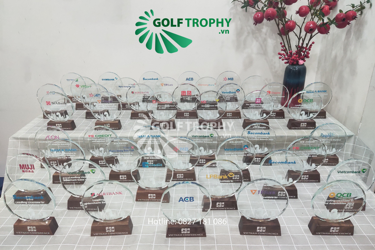 Cúp vinh danh pha lê JCB